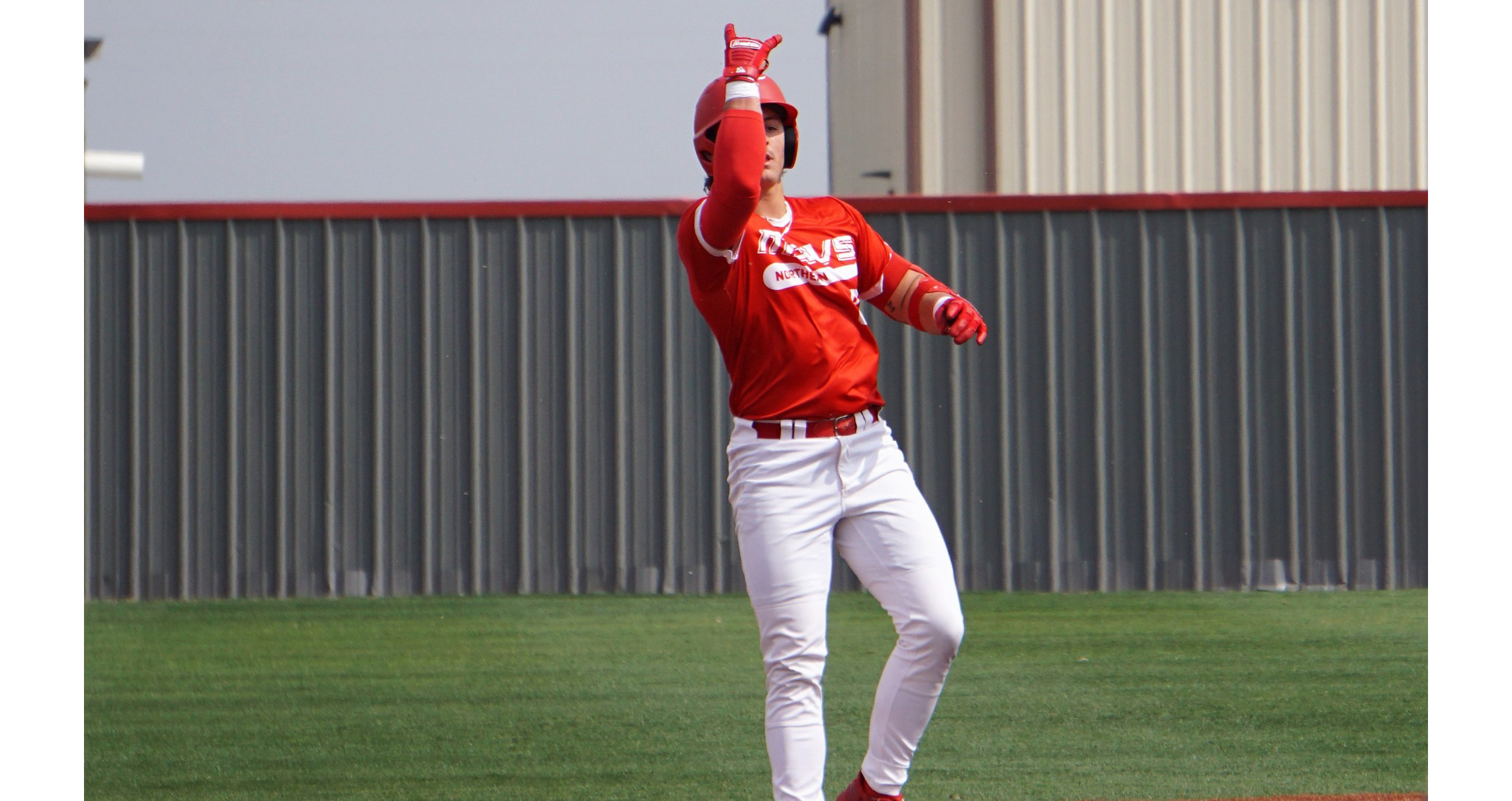 Mavs sweep Western in Sunday twinbill