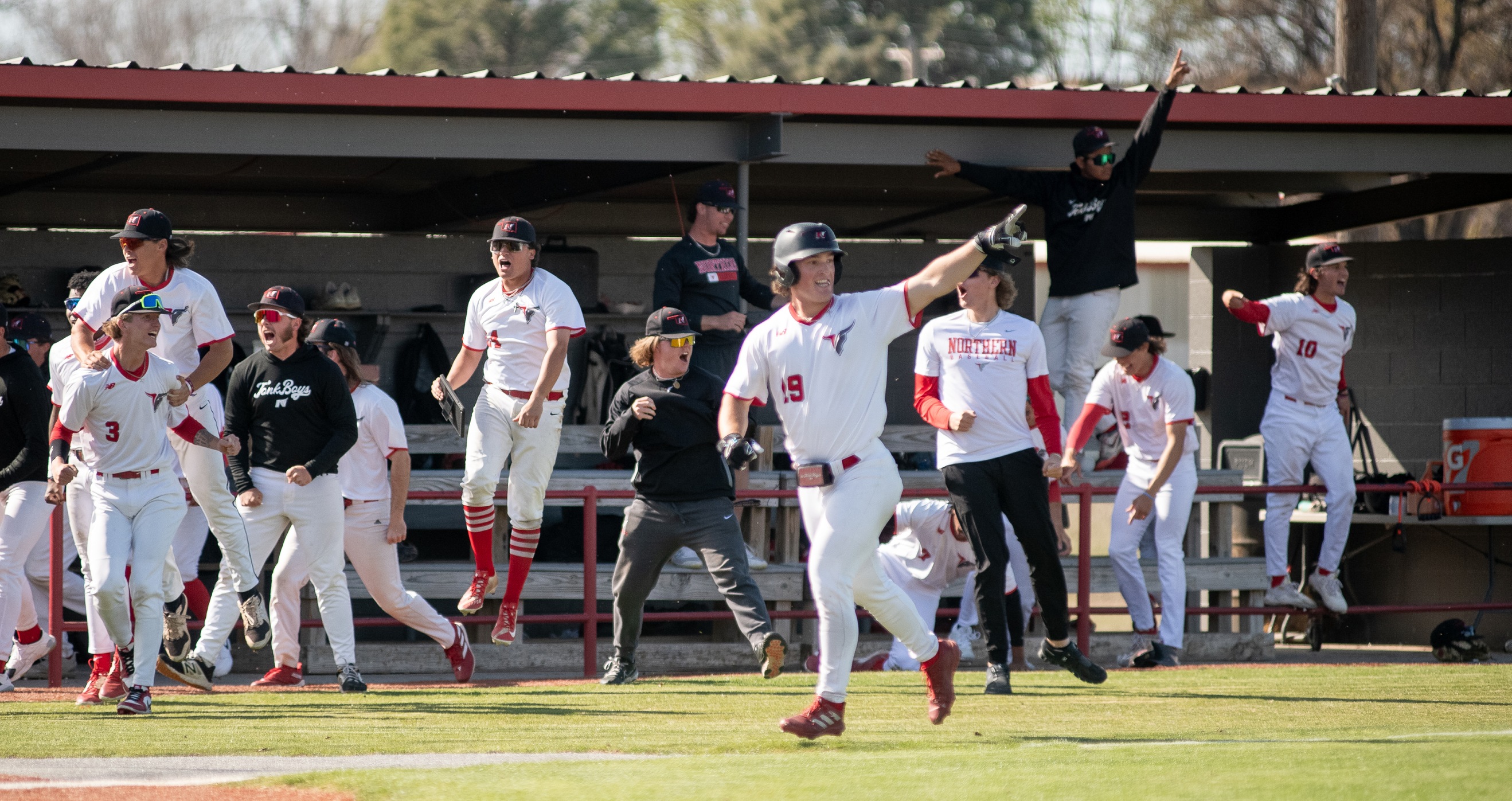 Mavs pick up road win at Redlands
